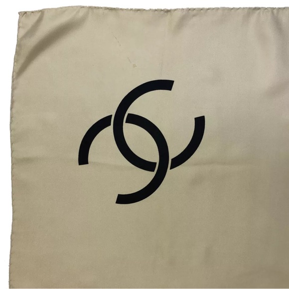 ✨🛍️ Chanel Ivory CC Logo Silk Scarf - Picture 4 of 7